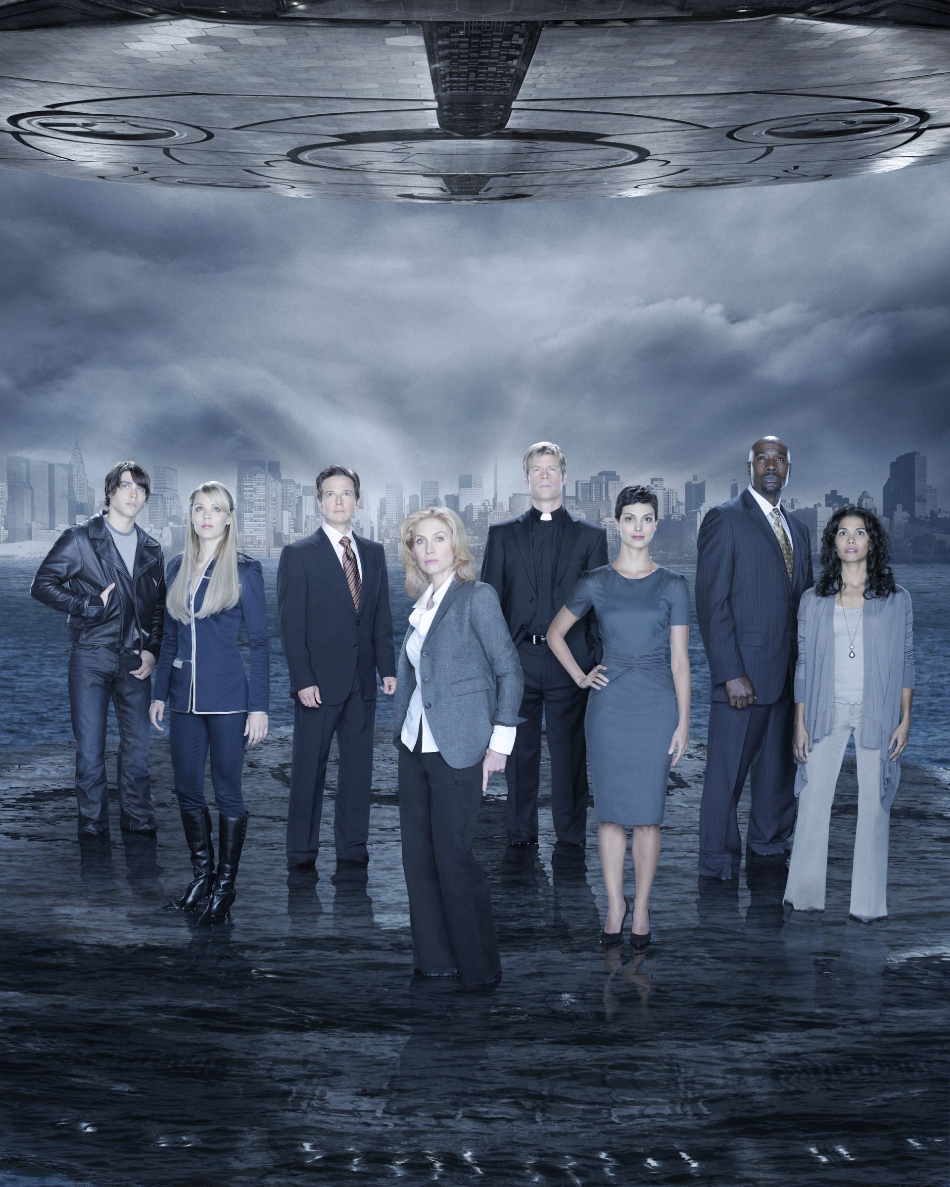 Seriál V bol charakteristický aj skvelým hereckým obsadením (zľava): Logan Huffman ako Tyler Evans, Laura Vandervoort ako Lisa, Scott Wolf ako Chad Decker, Elizabeth Mitchell ako Erica Evans, Joel Gretsch ako Father Jack, Morena Baccarin ako Anna, Morris Chestnut ako Ryan Nichols a Lourdes Benedicto ako Valerie.