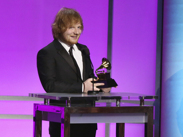 Spevák a skladateľ Ed Sheeran na archívnom zábere z roku 2016, keď preberal ceny Grammy za skladbu Thinking Out Loud.