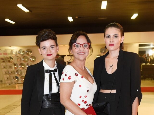 Alena Mihulová (v strede) so svojou dcérou Karolínou Kachyňovou (vľavo) a jej partnerkou Natáliou Wirst