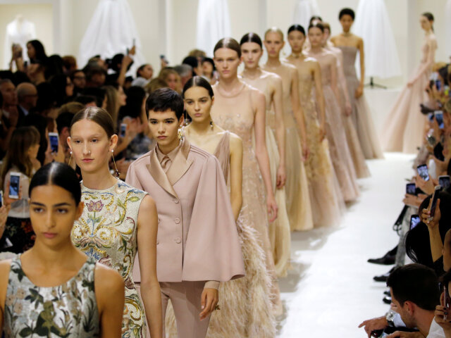 Defilé prehliadky kolekcie Christian Dior Haute Couture - kolekcia Jeseň-Zima 2018/2019