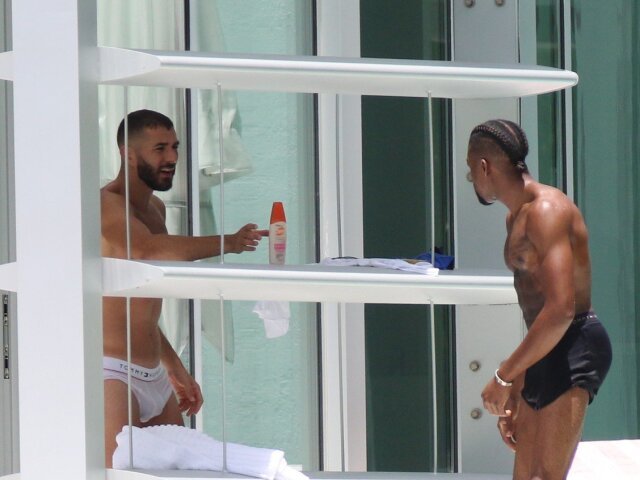 Francúzsky futbalista Karim Benzema (vľavo) a jeho kamarát Karim Zenati  na dovolenke v Miami. 