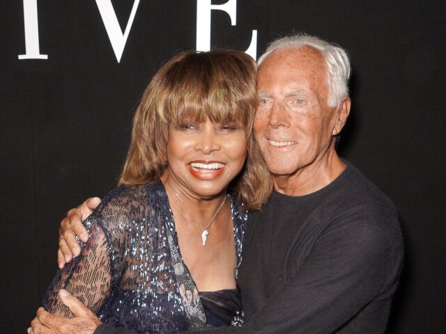 Tina Turner a dizajnér Giorgio Armani v utorok 3. júla po prehliadke Armani Privé v Paríži. 