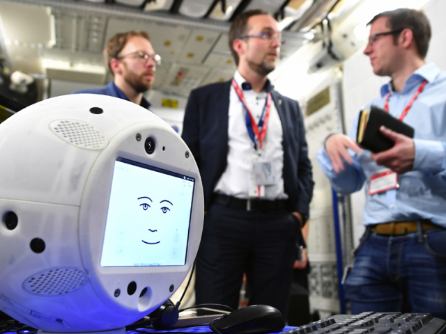 Space Robot, umelá inteligencia, informačná vojna,