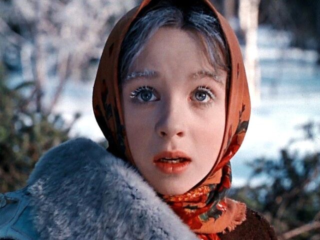 Herečka Natalija Sedychová ako Nastenka vo filme Mrázik. 