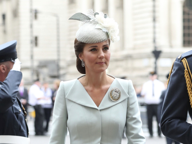 Kate, vovjodkyňa z Cambridge po boku svojho manžela -  v kreácii Alexander McQueen. 