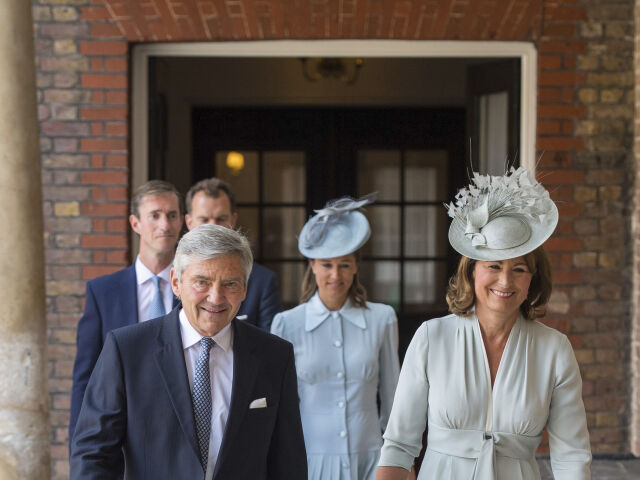 Britain Michael a Carole Middletonovci, rodičia vojvodkyne Kate odchádzajú z krstu najmladšieho vnúčaťa - princa Louisa.