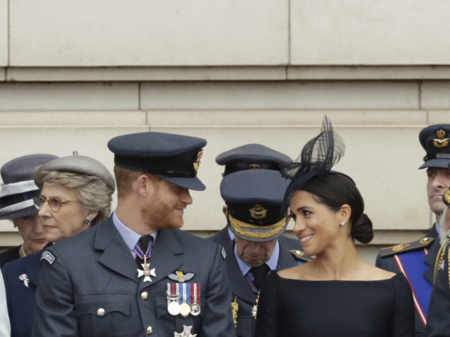 Zamilované pohľady princa Harryho a jeho manželky Meghan si nemohli fotografi nevšimnúť.
