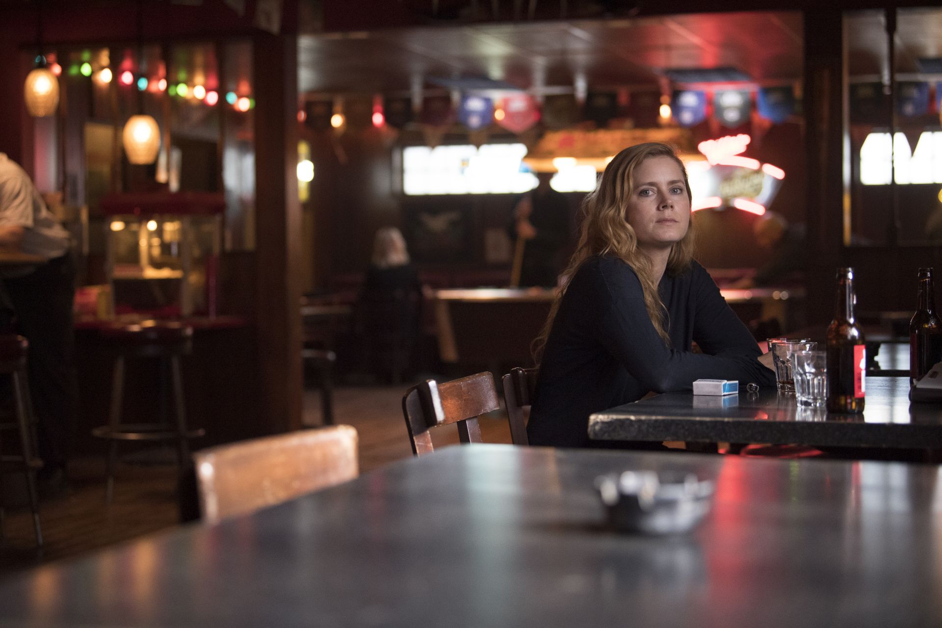 Camille v podaní Amy Adams holduje alkoholu a sebapoškodzovaniu.