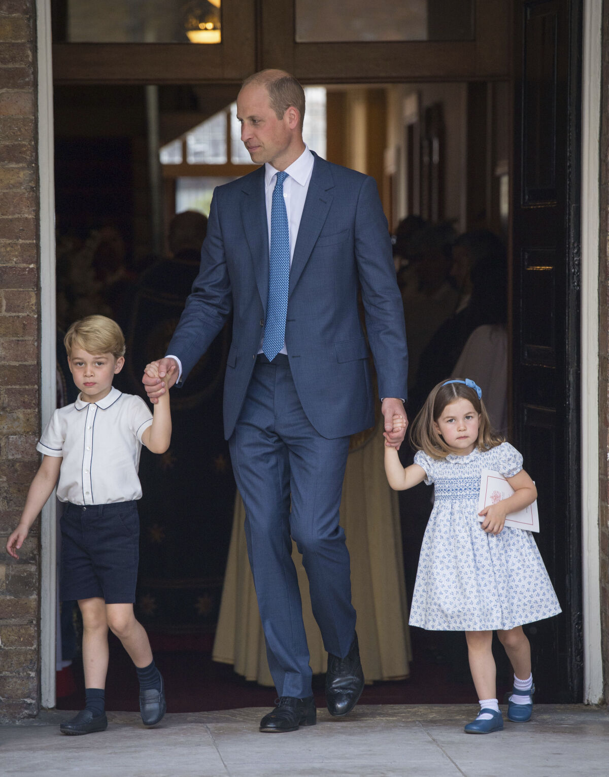 Princ William a jeho deti - princ George a princezná Charlotte nechýbali na krste malého bračeka.