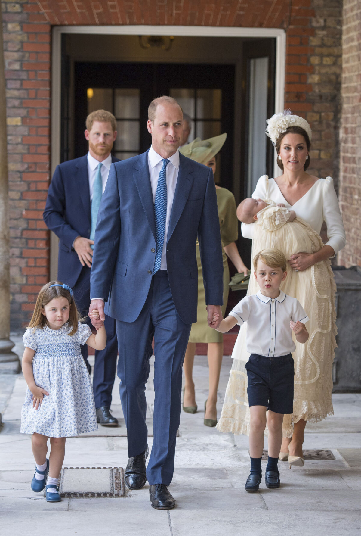 Princ William so staršími deťmi - princeznou Charlotte a princom Georgom odchádzajú z krstu najmladšieho princa Louisa. Drží ho v náručí mama Kate, vojvodkyňa z Cambridge, oblečená v kreácii Alexander McQueen.