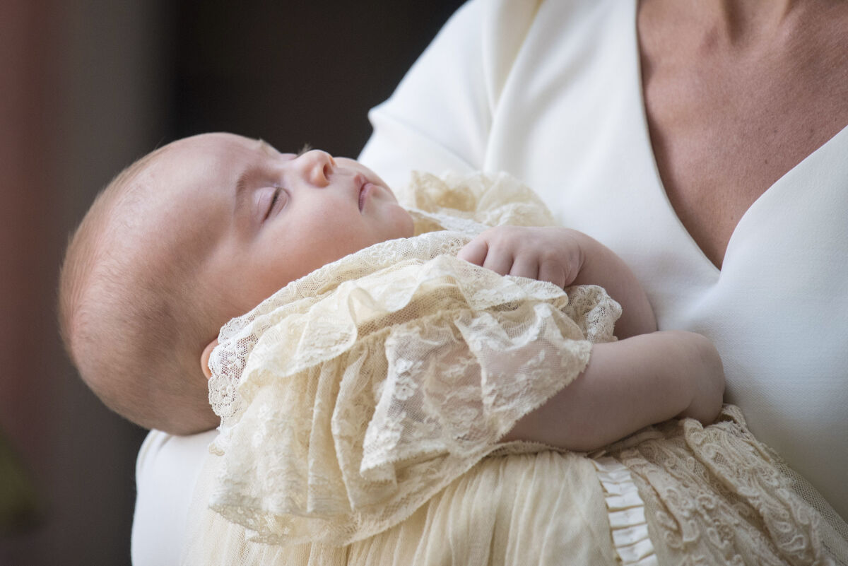 Vojvodkyňa Kate z Cambridge drží v náručí princa Louisa po krste v Londýne. 