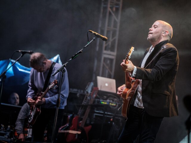 Gitarista a spevák skupiny Ride Mark Gardener (vpravo) počas koncertu na festivale Pohoda.