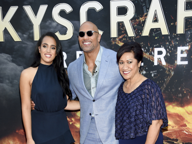 Herec Dwayne Johnson prišiel na premiéru s dcérou Simone Johnsonovou (vľavo) a mamou Atou Johnson.