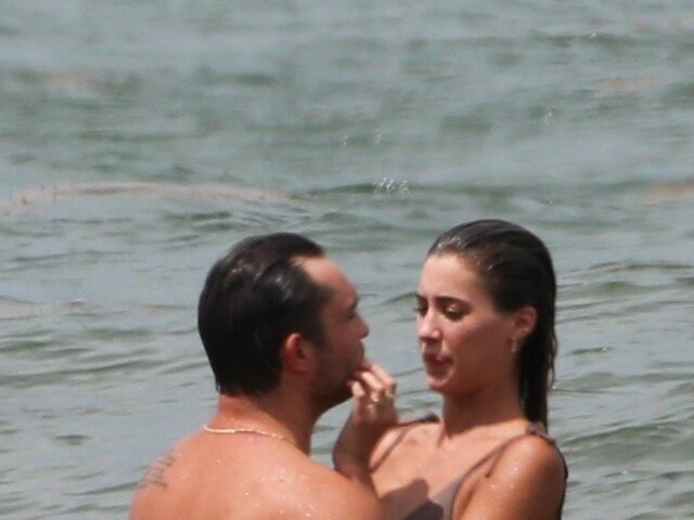 Herec Ed Westwick a jeho priateľka Jessica Serfaty na pláži v mexickom Tulume. 