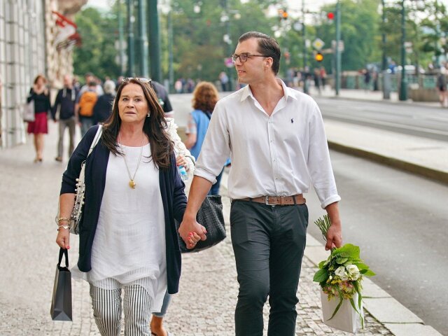 Herečka Hana Gregorová a jej partner Ondřej Koptík kráčajú ruka v ruke mestom. 