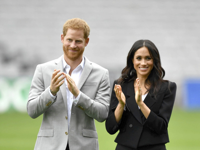 Princ Harry a jeho manželka Meghan - v čiernom nohavicovom kostýme Givenchy. 