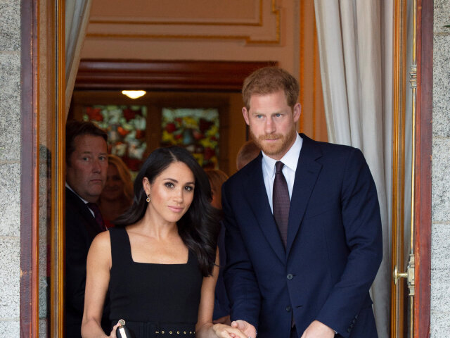 Slávnostná recepcia v Glencairn, rezidencii britského veľvyslanca v Írsku. Princ Harry a jeho manželka Meghan v šatách od Emilie Wicksteadovej.