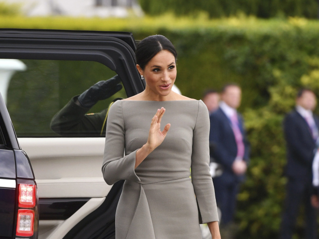 Vojvodkyňa Meghan v šatách z dielne dizajnéra Rolanda Moureta. 
