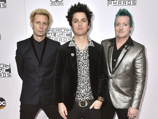 Zľava: Mike Dirnt, Billie Joe Armstrong a Tre Cool z formácie Green Day.