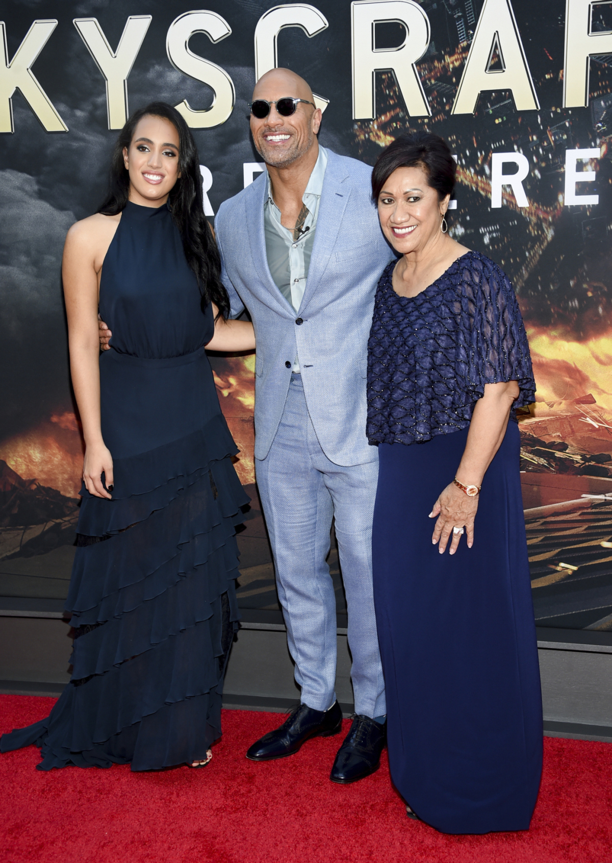 Herec Dwayne Johnson prišiel na premiéru s dcérou Simone Johnsonovou (vľavo) a mamou Atou Johnson.