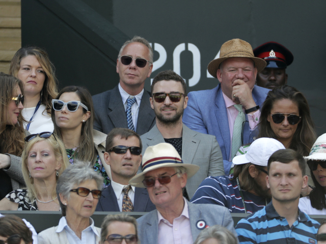 Spevák a herec Justin Timberlake a jeho manželka Jessica Biel na zápase vo Wimbledone. 