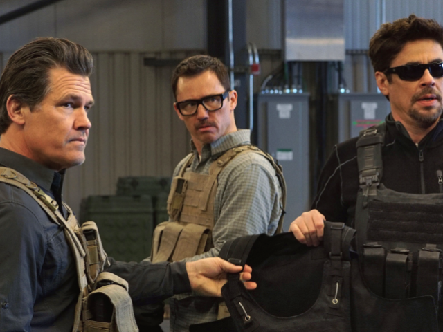 Zľava Josh Brolin, Jeffrey Donovan a Benicio Del Toro vo filme Sicario 2: Soldado.