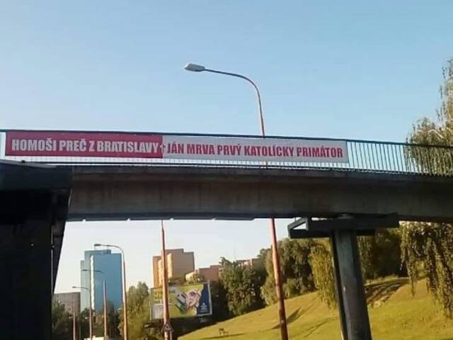 Mrva, homoši preč, transparent