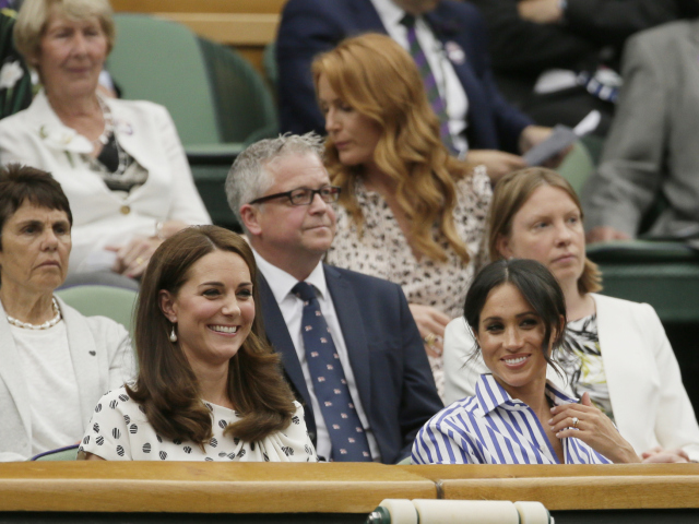 Vojvodkyňa Kate z Cambridge (vľavo) a jej švagriná - vojvodkyňa Meghan zo Sussexu