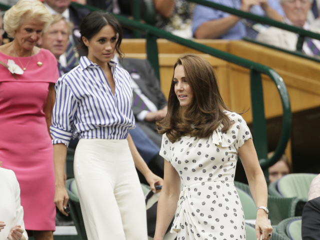 Vojvodkyňa Kate z Cambridge (vpredu) a jej švagriná - vojvodkyňa Meghan zo Sussexu