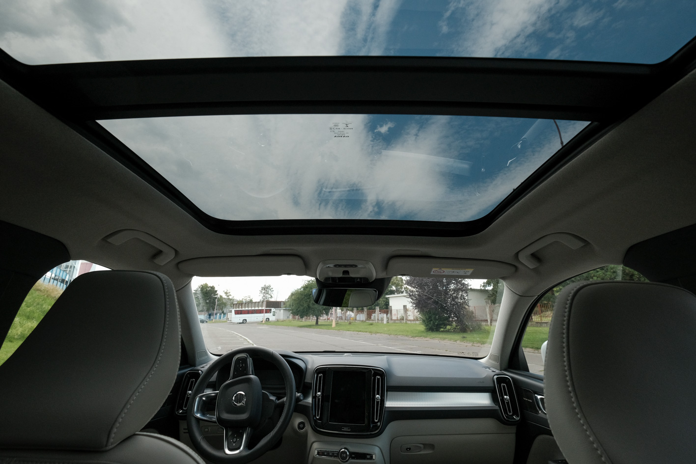 V príplatkovej výbave sa nachádza aj otvárateľná panoramatická strecha.