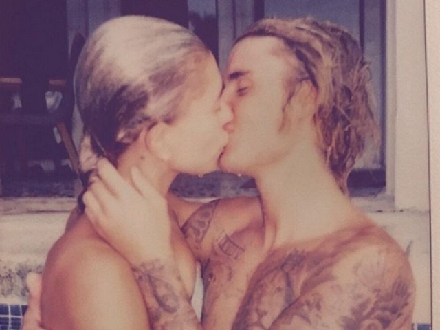 Spevák Justin Bieber so snúbenicou Hailey Baldwinovou na zábere z Instagramu.
