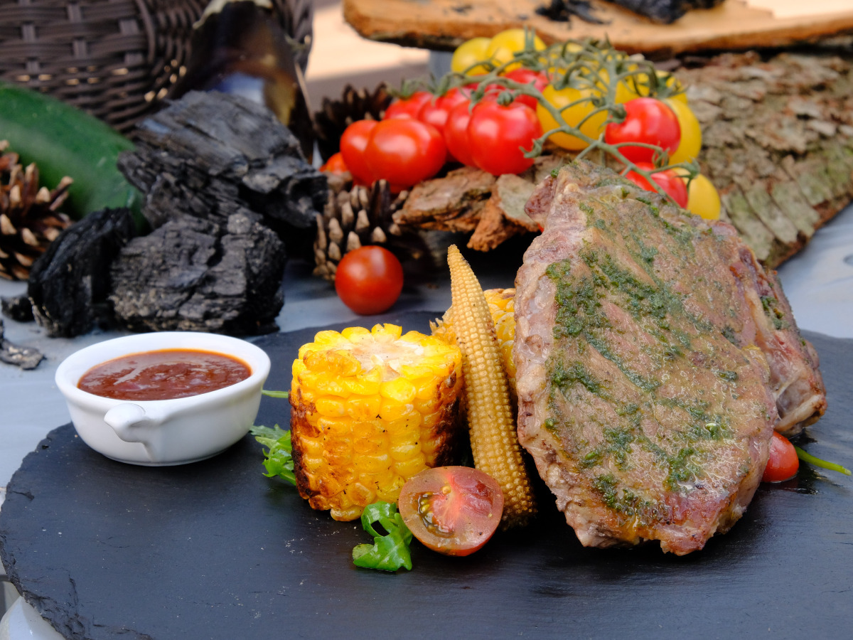 Roštenka s grilovanou kukuricou a BBQ omáčkou