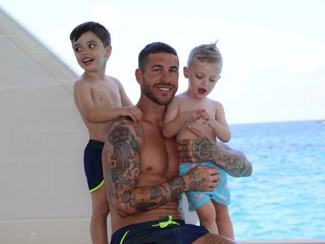 Futbalista Sergio Ramos a jeho dve ratolesti. 