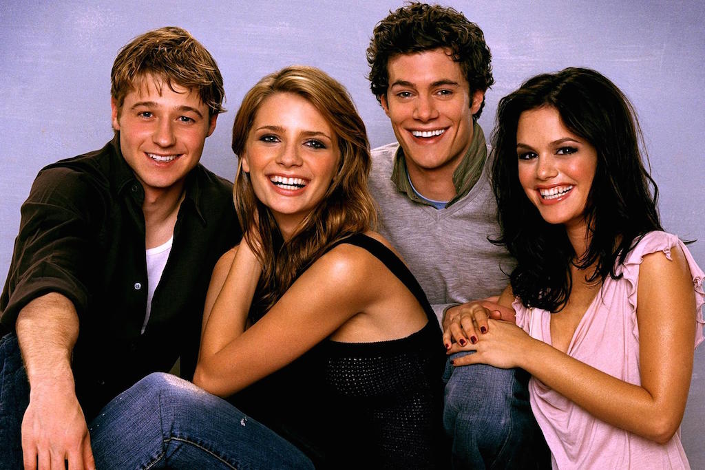 Nezabudnuteľná štvorica (zľava): Herec Ben McKenzie (Ryan), Mischa Barton (Marissa), Adam Brody (Seth), Rachel Bilson (Summer).
