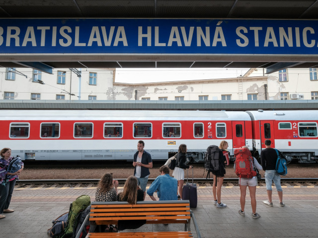 cestovanie turisti zeleznicna Å¾elezniÄnÃ¡ stanica Bratislava v