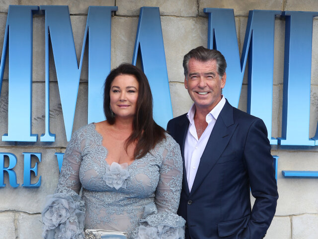 Pierce Brosnan a jeho manželka Keely Shaye Smith na filmovej premiére. 