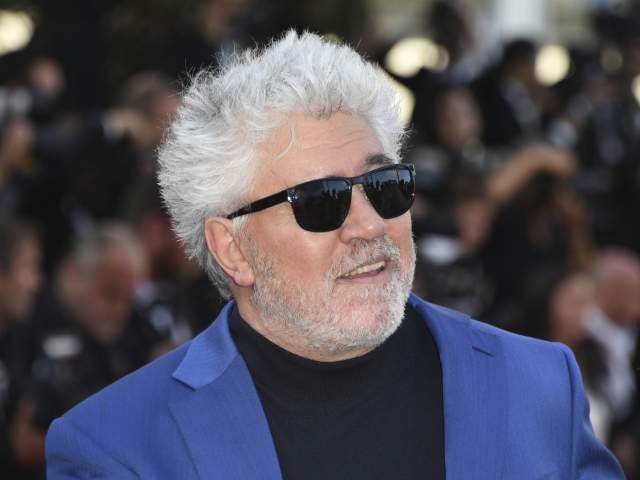 Režisér, scenárista a producent Pedro Almodovar na archívnom zábere.