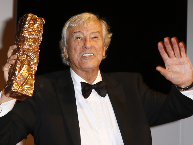 Holandský režisér Paul Verhoeven na archívnom zábere s Cézarom za film Elle. 