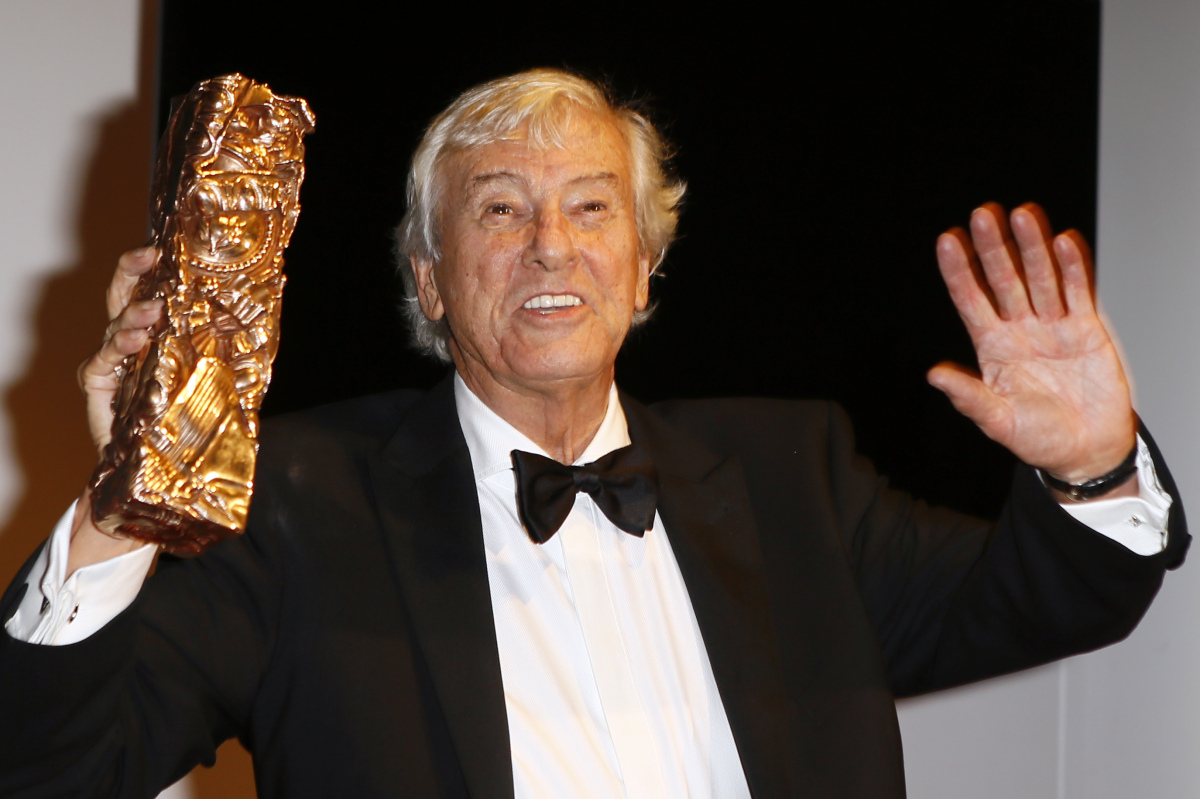 Holandský režisér Paul Verhoeven na archívnom zábere s Cézarom za film Elle. 