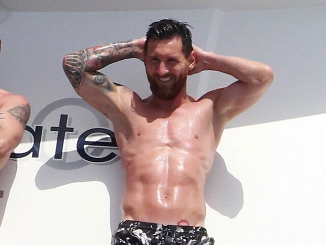 Futbalista Lionel Messi si užíva slnečnú dovolenku na jachte pri ostrove Formentera. 