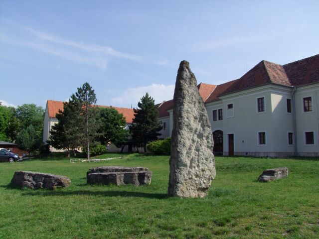 menhiry, Holíč