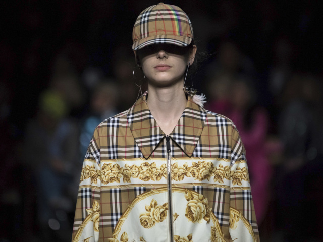 Modelka na prehliadke značky Burberry v Londýne. Archívny záber.