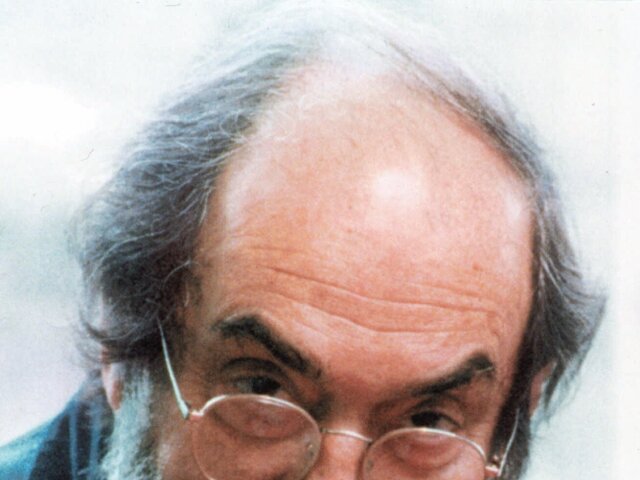 Režisér Stanley Kubrick na archívnom zábere.