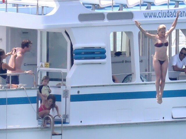 Herečka Elsa Pataky skáče z prenajatej lode v San Sebastiane, kde sa vybrala s manželom Chrisom Hemsworthom a rodinou Matta Damona. 