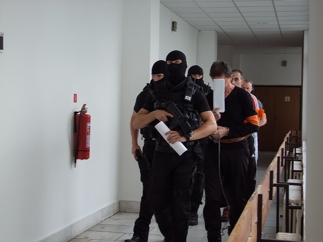 policajti, súd