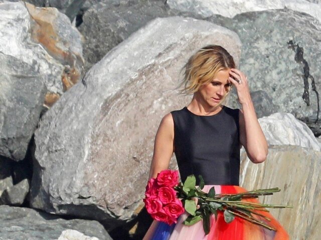 Herečka Julia Roberts počas fotenia na pláži v Malibu.