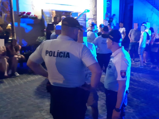 polícia, mládež, alkohol