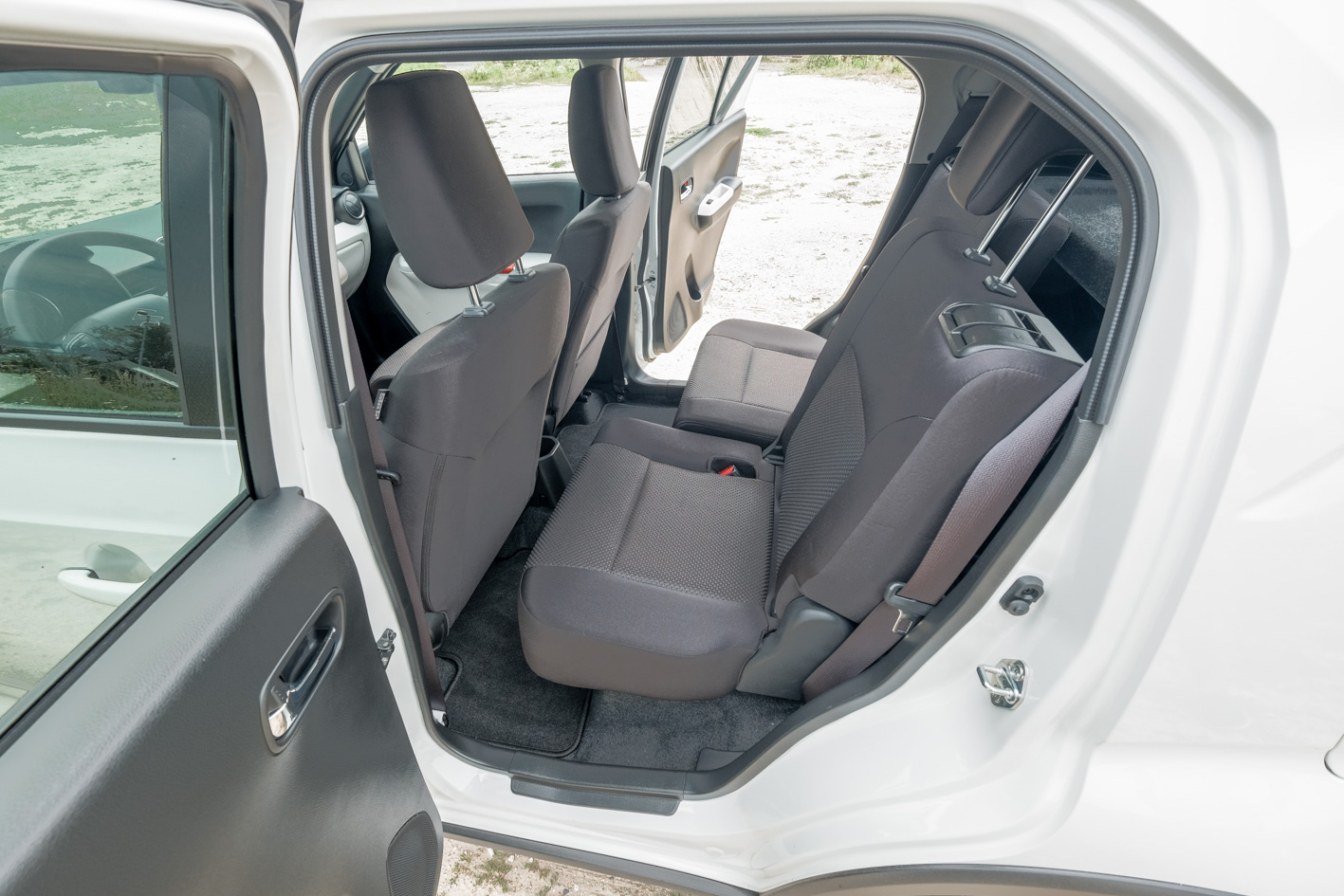 Ak sú zadné sedadlá posuvné, Ignis je 4-miestne auto. Priestoru nad hlavou je dostatok.