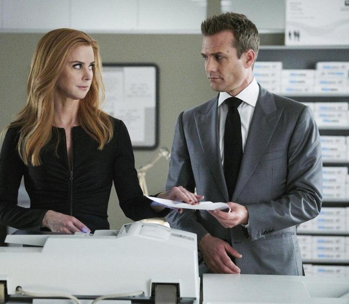 suits, kravaťáci, harvey, donna,