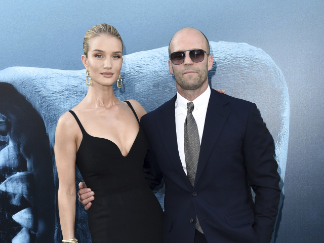 Modelka a herečka Rosie Huntington-Whiteley sprevádzala na premiére filmu svojho partnera Jasona Stathama.